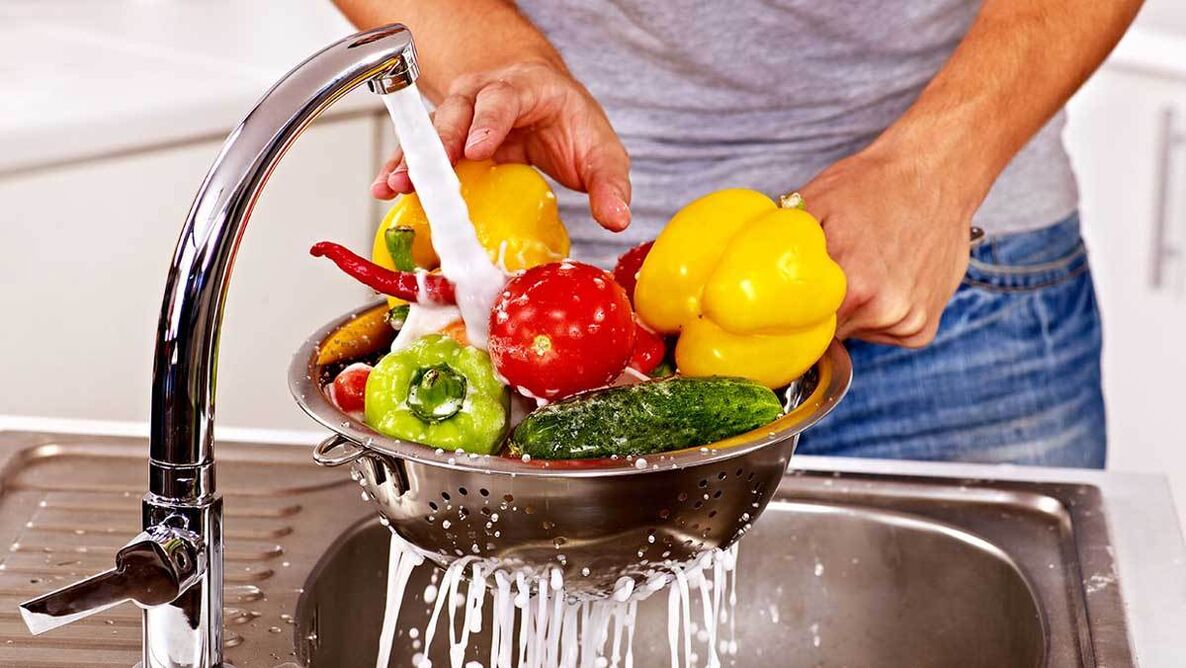 миење зеленчук за да се спречи наезда на паразити